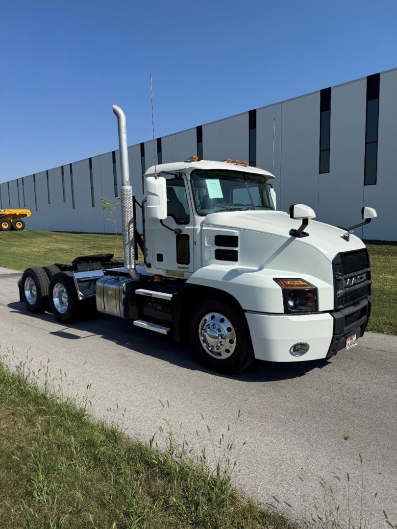 2022 MACK AN64T - USED TRUCKS DAY CAB - image 8